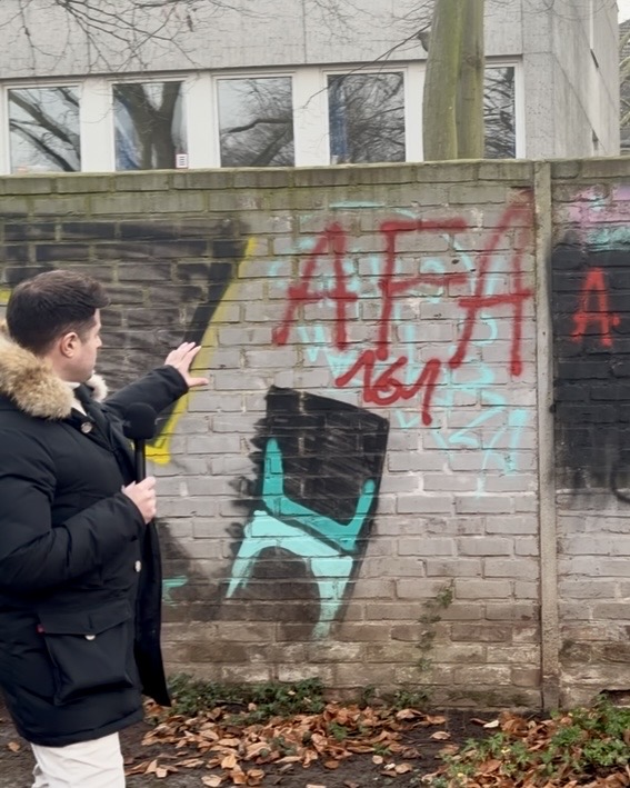 Graffiti und politische Parolen an Hauswand
