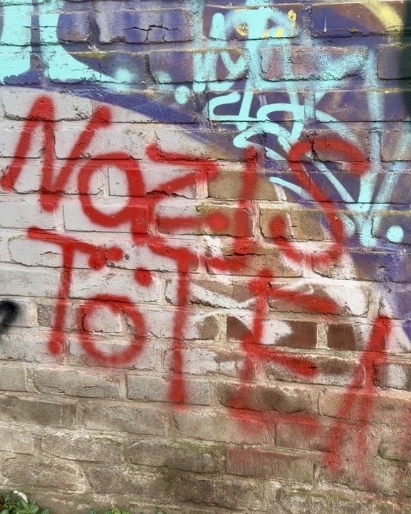 Schmierereien und beschädigte Mauer im Antifa-Viertel